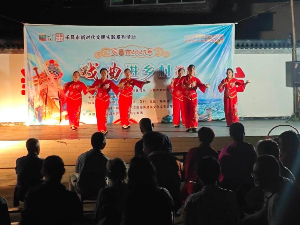 排排坐看大戏！韶关乐昌“浓墨重彩”的乡村夜生活舞蹈培训